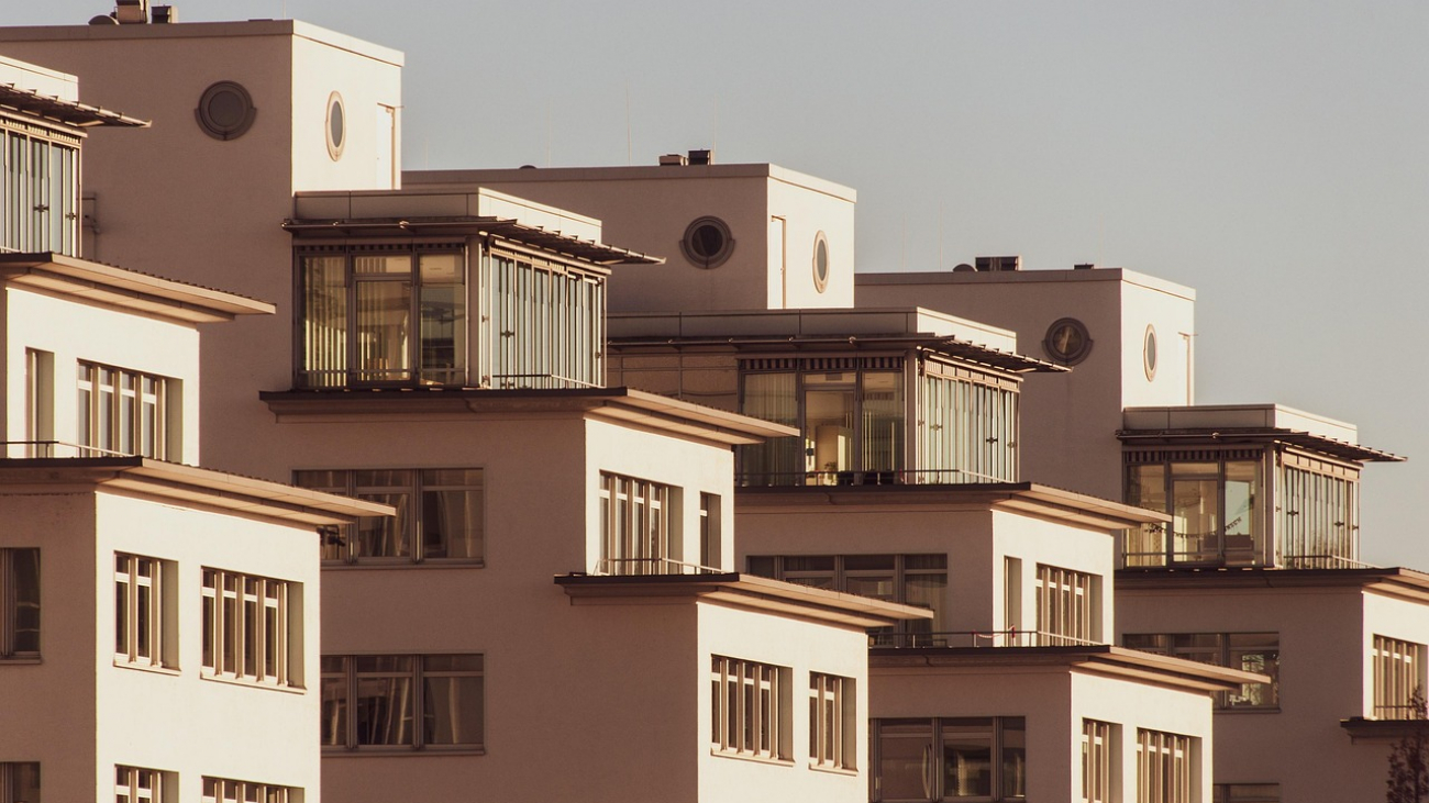Mehrfamilienhäuser im Sonnenuntergang