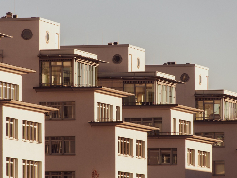 Mehrfamilienhäuser im Sonnenuntergang