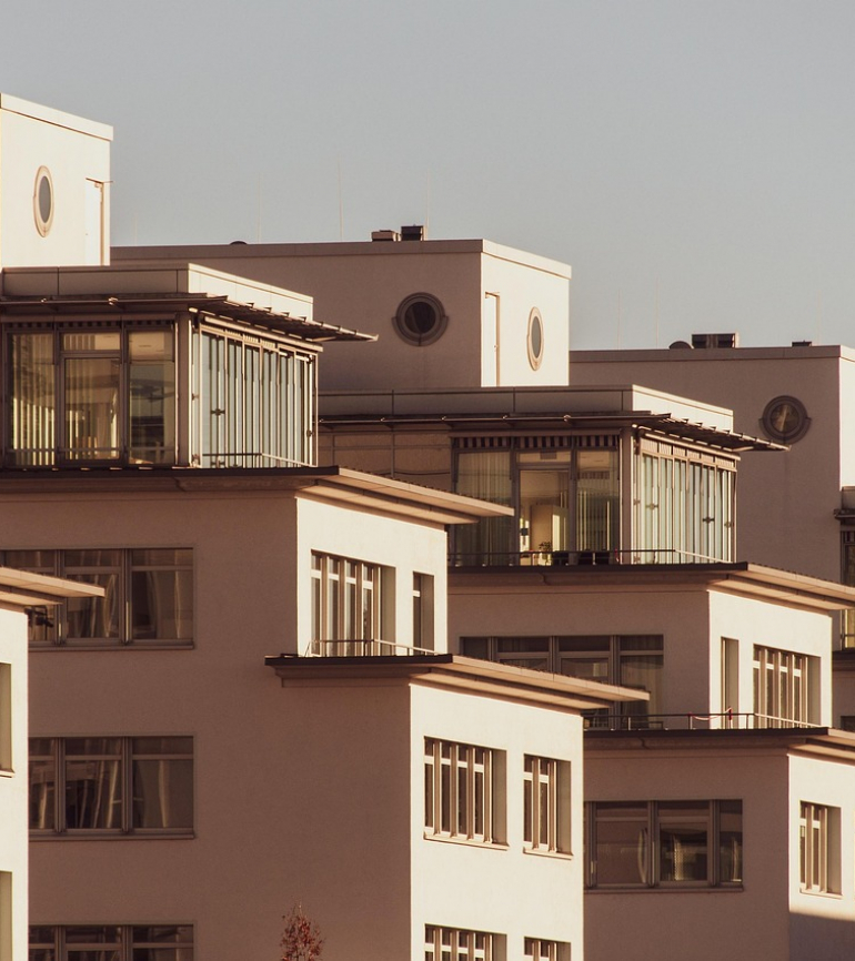Mehrfamilienhäuser im Sonnenuntergang